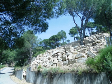 muro de hormigon y piedras